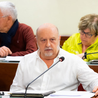 Dario Mongiello, in primo piano, in Consiglio comunale (Foto di Christian Bosio)