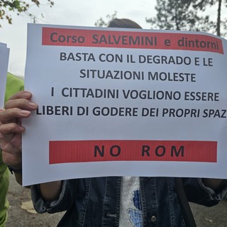 Spazzatura, criminalità e alloggi occupati. &quot;Basta rom in corso Salvemini&quot;: i residenti incontrano il sindaco