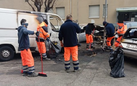 Rimozione per 7 mezzi bruciati in via Bologna