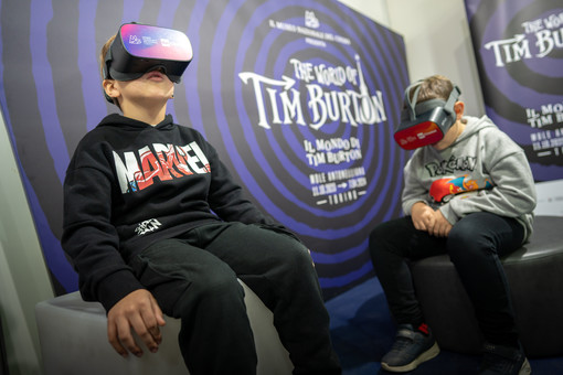 bimbi che usano la realtà virtuale