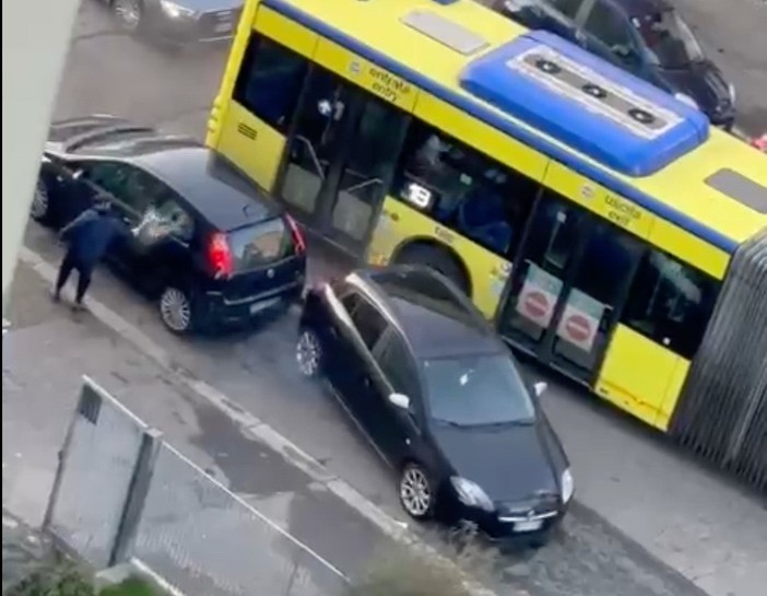 Prima la rissa, poi gli incendi. L’ultima faida rom spaventa le famiglie: “Basta, dateci l’esercito” [VIDEO]