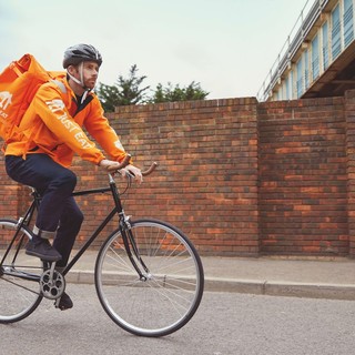 Con “Sosta rider” i circoli Arci offrono un aiuto e un riparo ai lavoratori delle consegne