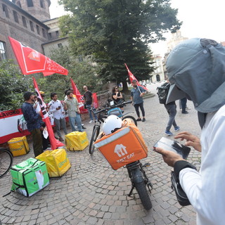 Niente lavoro nelle ore di caldo: “L’ordinanza ci piace, ma perché non coinvolge i rider?” [VIDEO E FOTO]