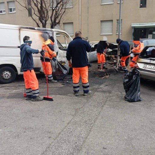 Rimozione per 7 mezzi bruciati in via Bologna