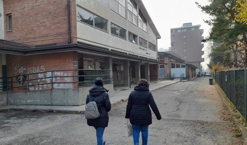 Scuola Rodari, le famiglie chiedono di abbattere le barriere architettoniche: &quot;Non posso portare mia figlia in braccio&quot;