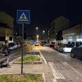 Auto in divieto di sosta in corso Umbria, sopralluogo della Circoscrizione 4