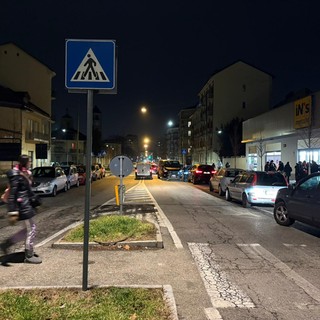 Auto in divieto di sosta in corso Umbria, sopralluogo della Circoscrizione 4