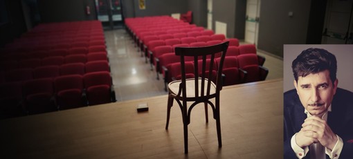 La sala del nuovo teatro con Riccardo Leto nel riquadro