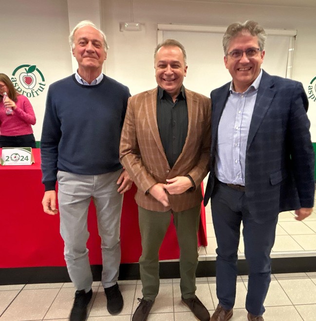 Tre persone insieme in foto