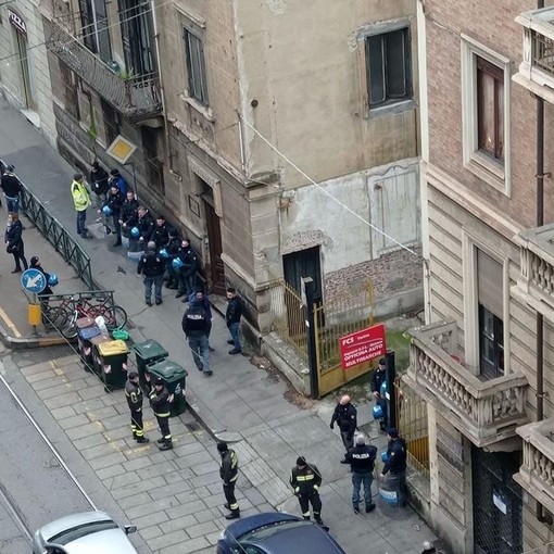 Operazione di sgombero in via Monginevro