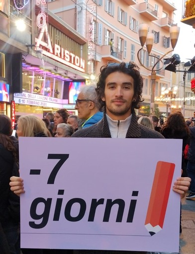Fabio Rotondo davanti all'Ariston durante la campagna per il voto fuori sede