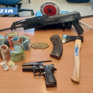 Auto fermata a Mirafiori, a bordo kalashnikov, un'ascia, proiettili e droga: scatta l'arresto per tre persone