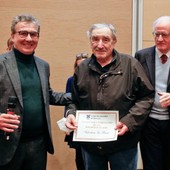 tre persone durante una premiazione