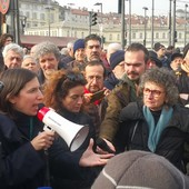 Primarie, Schlein a Porta Palazzo in mezzo alla folla: &quot;Mi candido a cambiare tutto&quot;