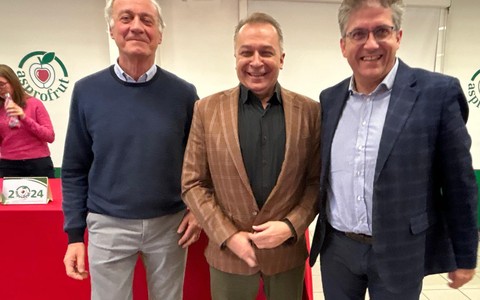 Tre persone insieme in foto