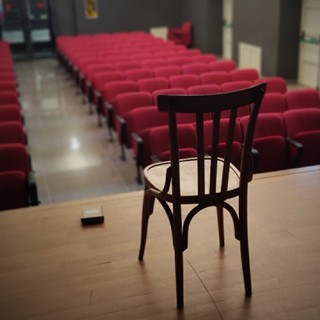 La sala del nuovo teatro con Riccardo Leto nel riquadro