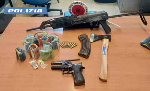 Auto fermata a Mirafiori, a bordo kalashnikov, un'ascia, proiettili e droga: scatta l'arresto per tre persone