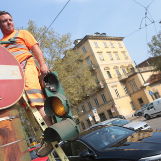 Semafori sostituiti, foglie e tronchi a terra: ferita ancora aperta, ma si riparte: domani previsti altri temporali [FOTO E VIDEO]