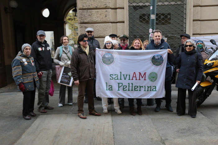 Contro l'ospedale alla Pellerina, in presidio davanti alla Regione. E in commissione assenze di peso: “Riprovevole” [VIDEO]