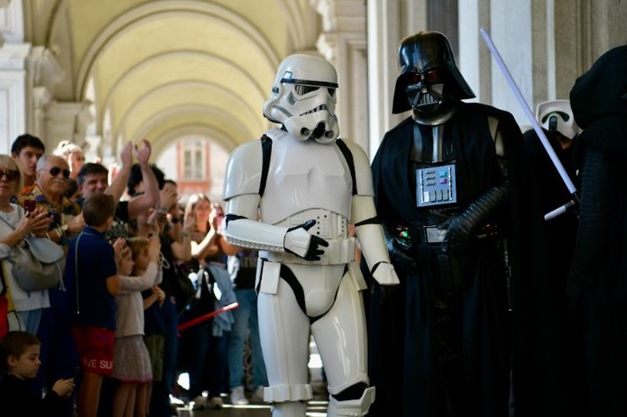 I personaggi della saga di Star Wars sfilano per le vie del centro di Torino