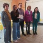 Da sinistra la dirigente dell’istituto comprensivo Pinerolo II Patrizia Palagonia, la studentessa Micol Don, il direttore di Casa Turina Marco Lucato, il sindaco Adriana Sadone e l’assessore con delega alla pubblica istruzione e politiche per l’infanzia Ambra Tron