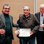 tre persone durante una premiazione