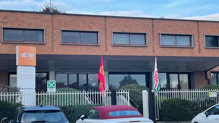 Azienda con bandiere sindacali