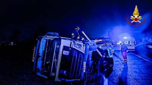 Tir si ribalta in mezzo alla strada, deviato il traffico