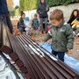 I bimbi del nido dipingono la panchina di bianco a Torre Pellice