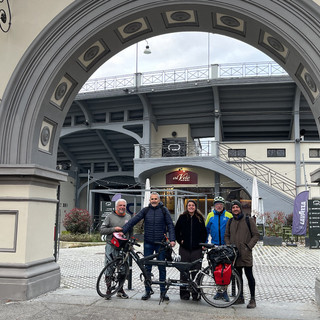 Diego Cossotto, secondo da sinistra, dopo l’allenamento al Motovelodromo