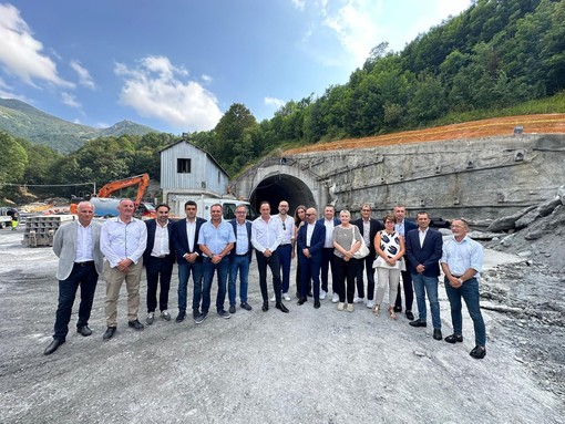 Il presidente Cirio e gli altri assessori di fronte al tunnel del Tenda