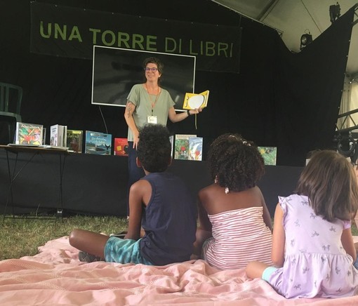 Alessandra Quaglia durante l’iniziativa Una Torre di libricini