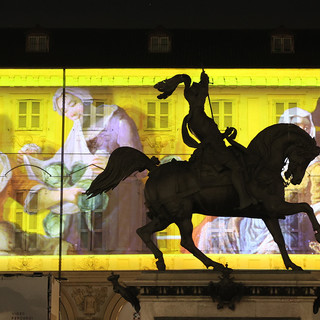 Torino come Lione, una festa di luci illumina piazza San Carlo. Sulle facciate arte e storia della città [FOTO E VIDEO]