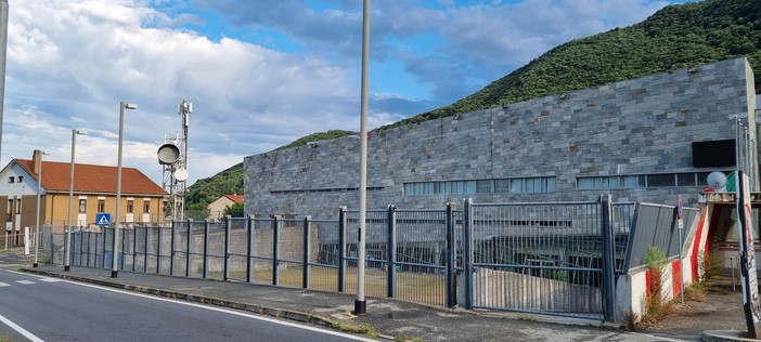 Il Palaghiaccio, una delle strutture protagoniste della giornata di sport di domani a Torre Pellice