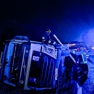 Tir si ribalta in mezzo alla strada, deviato il traffico