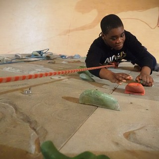 Una palestra di arrampicata per giovani con autismo, con il sostegno di Unione Buddhista italiana