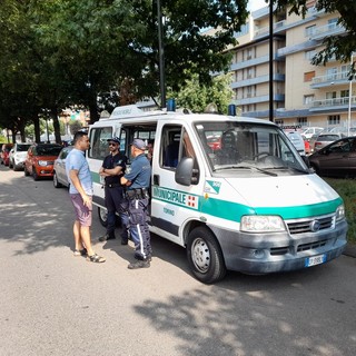 L'Ufficio Mobile della Polizia Municipale in servizio in via Farinelli