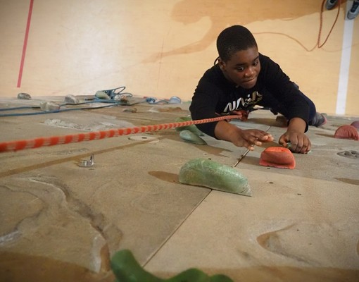 Una palestra di arrampicata per giovani con autismo, con il sostegno di Unione Buddhista italiana