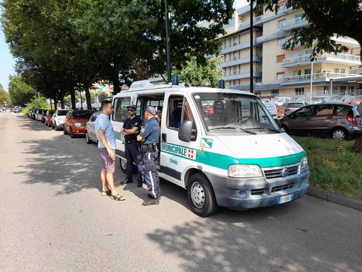 L'Ufficio Mobile della Polizia Municipale in servizio in via Farinelli