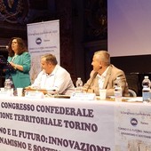 tavolo congresso con relatori