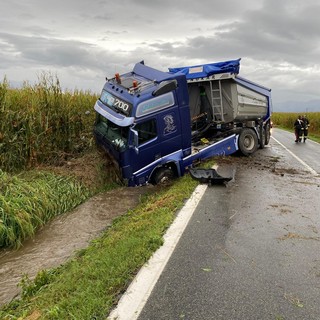 Camion esce di strada sulla Provinciale tra Vigone e Macello