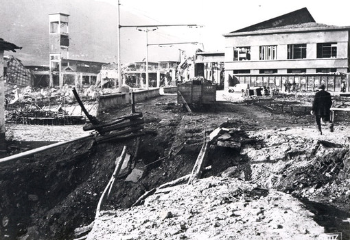 Il piazzale della fabbrica, dopo il bombardamento