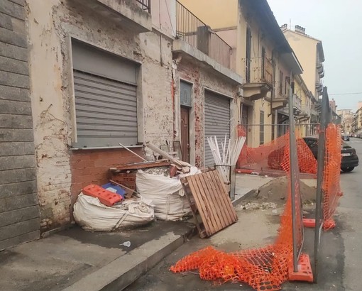 Via Volpiano, il cantiere abbandonato è stato rimosso: la strada ripulita dai rifiuti