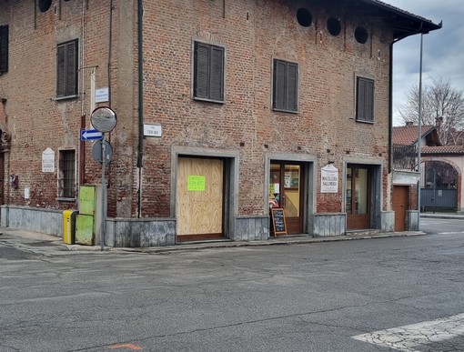 Il negozio colpito dall’auto stamattina