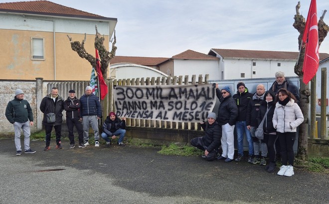 I lavoratori in presidio di fronte all’Aimaretti di Villafranca Piemonte