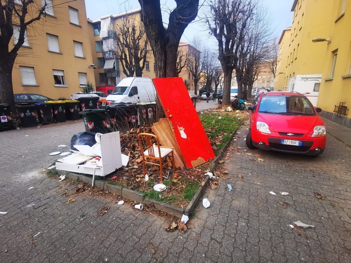 Cortili trasformati in discariche nel complesso Atc di via Biglieri