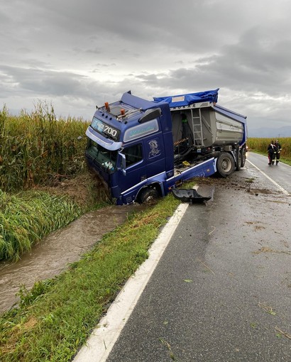 Camion esce di strada sulla Provinciale tra Vigone e Macello