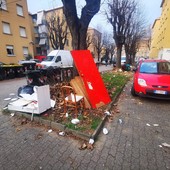 Cortili trasformati in discariche nel complesso Atc di via Biglieri