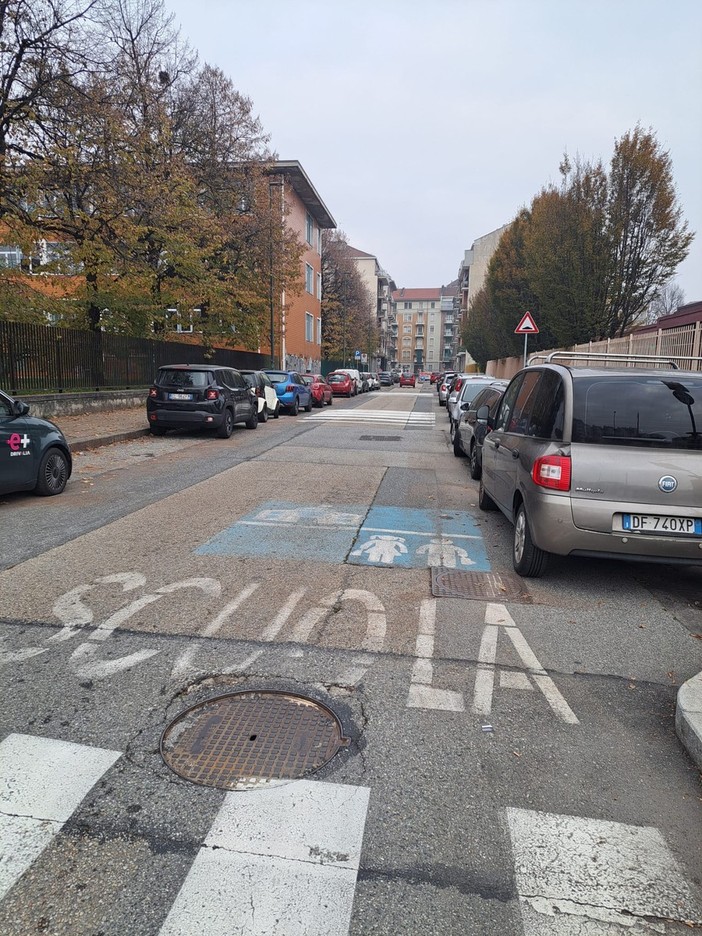 Auto in malasosta davanti alla scuola: ecco senso unico, dossi e zona 30