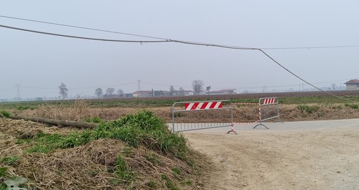 La strada chiusa e il palo abbattuto